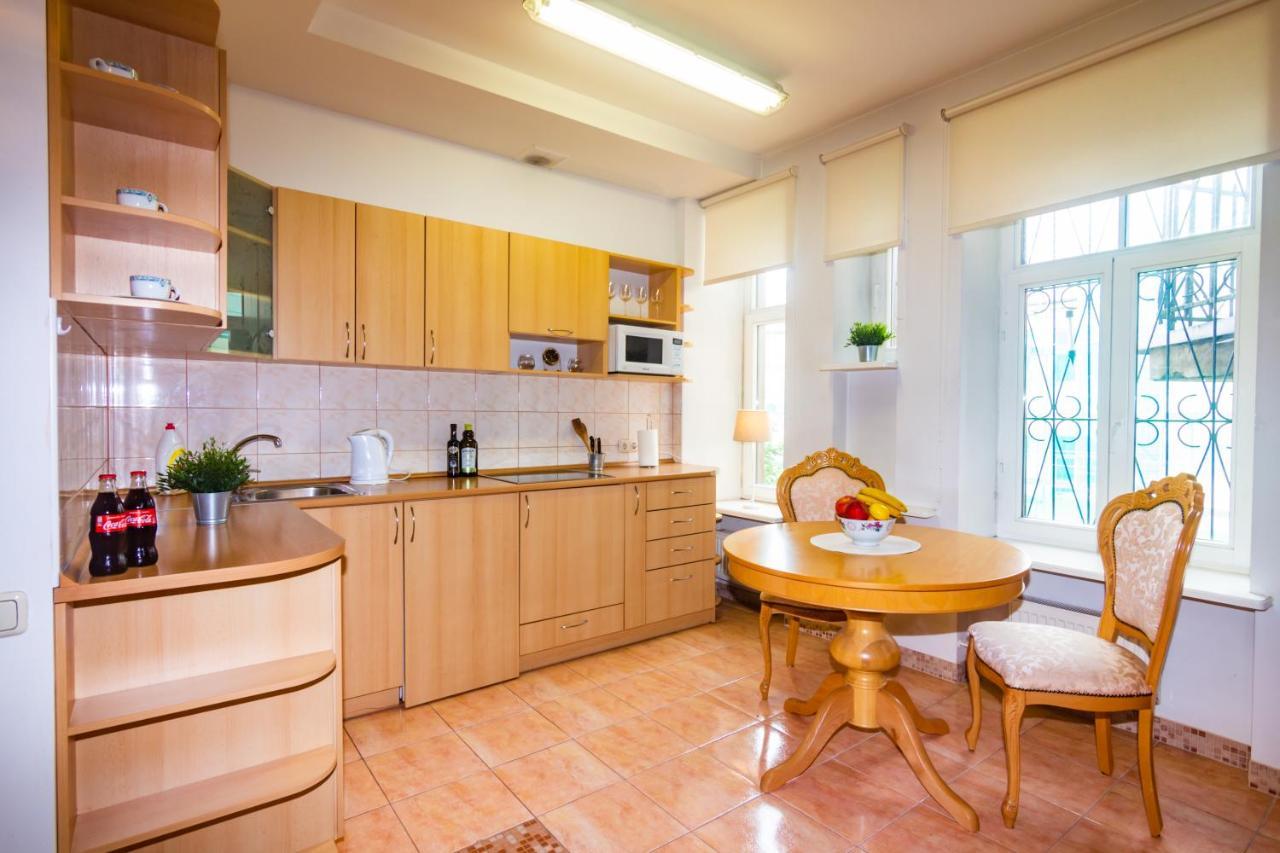 Classic Style Apartment In The Center Of Rīga Exterior foto