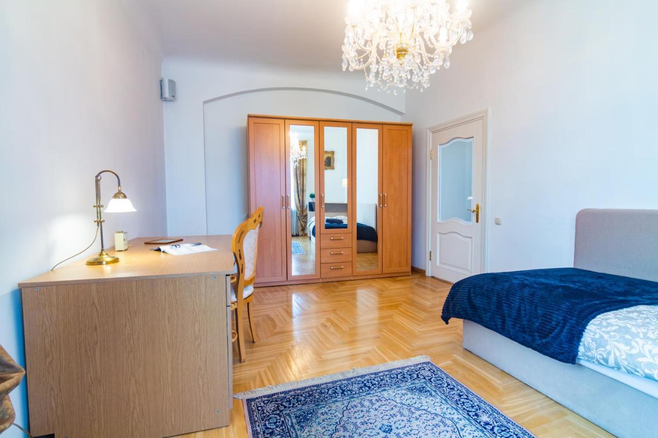 Classic Style Apartment In The Center Of Rīga Exterior foto