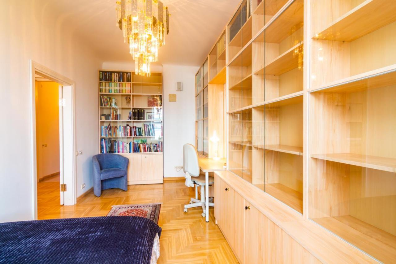 Classic Style Apartment In The Center Of Rīga Exterior foto