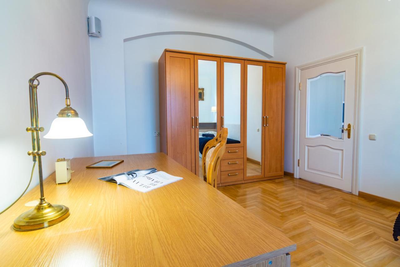 Classic Style Apartment In The Center Of Rīga Exterior foto