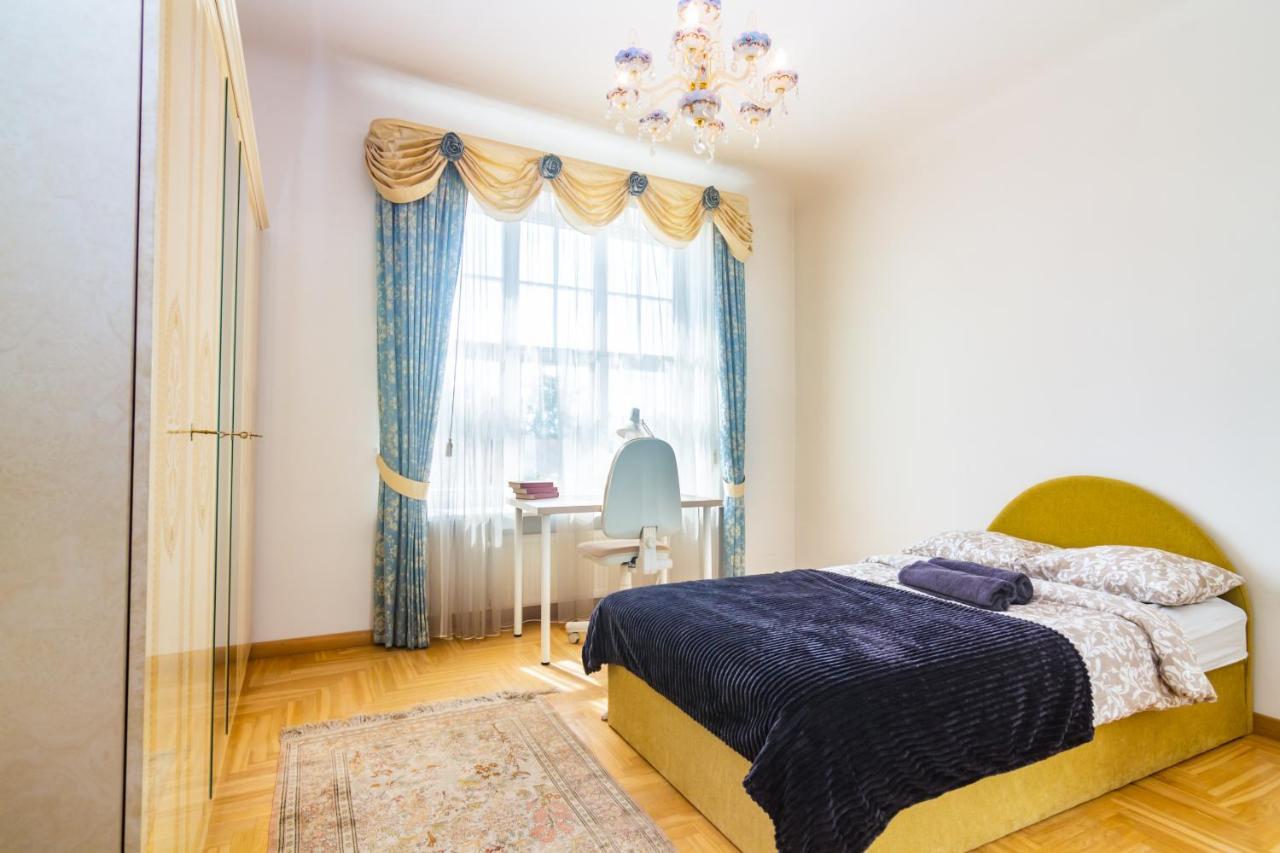 Classic Style Apartment In The Center Of Rīga Exterior foto