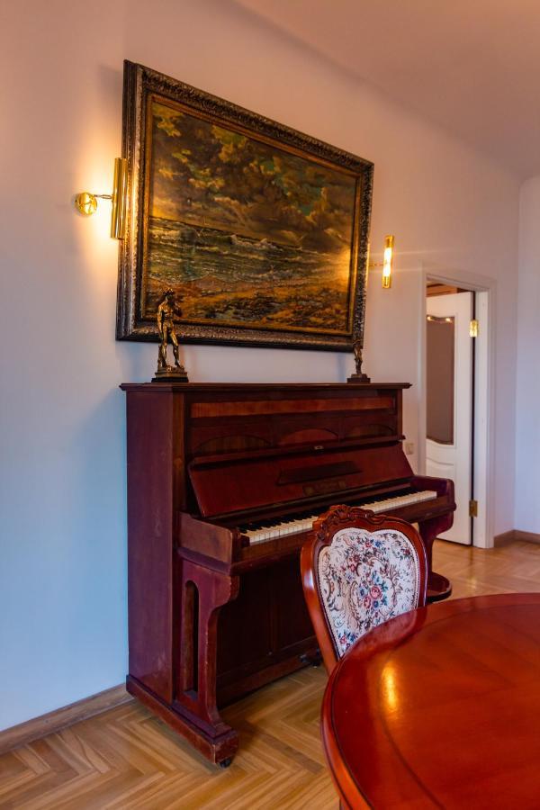 Classic Style Apartment In The Center Of Rīga Exterior foto