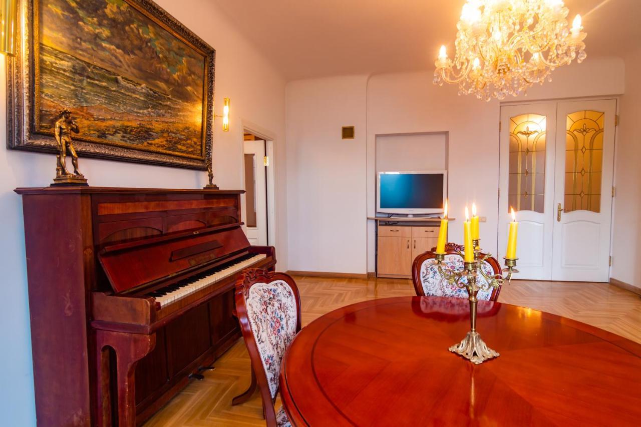 Classic Style Apartment In The Center Of Rīga Exterior foto