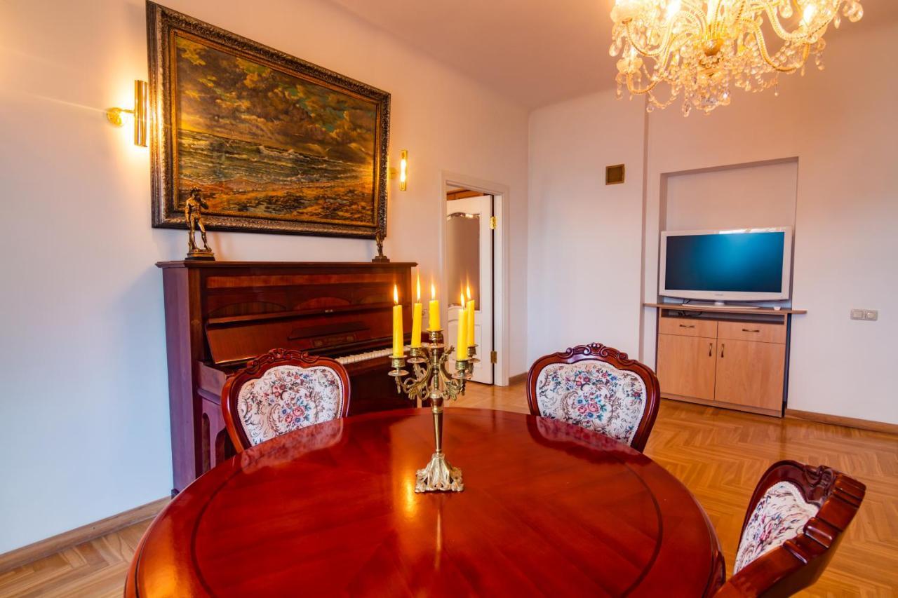 Classic Style Apartment In The Center Of Rīga Exterior foto