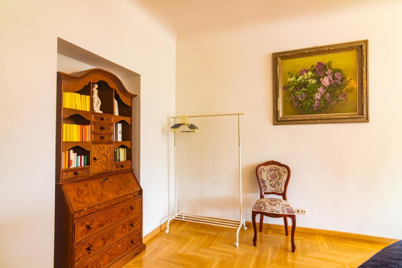 Classic Style Apartment In The Center Of Rīga Exterior foto